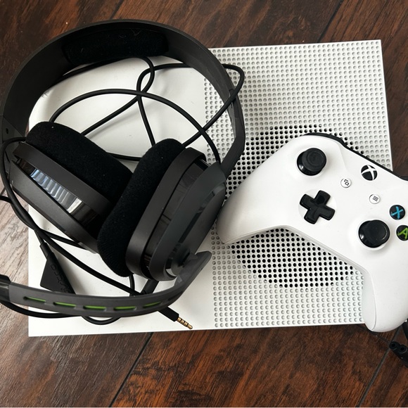 Xbox One S (plus remote and headphones) - Picture 9 of 10